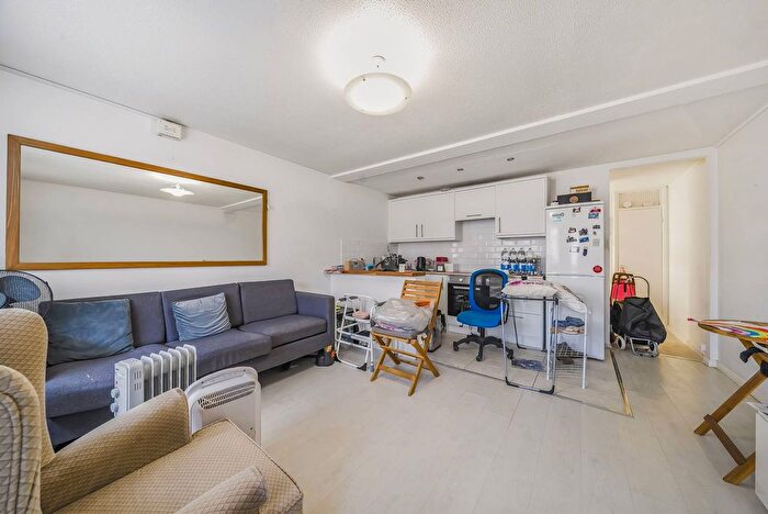 1 Bedroom Maisonette To Rent In College Gardens, Tooting, London, SW17