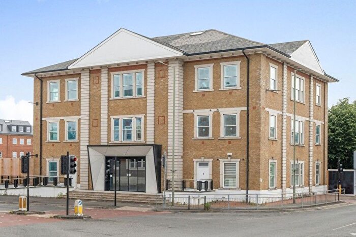 2 Bedroom Flat To Rent In Chertsey, Surrey, KT16