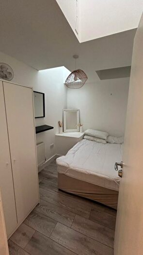 3 Bedroom Flat To Rent In Reginald Square, London, SE8