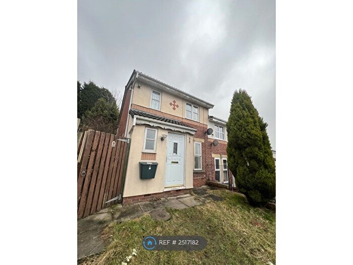 4 Bedroom Semi-Detached House To Rent In Hurstwood Close, Oldham, OL8