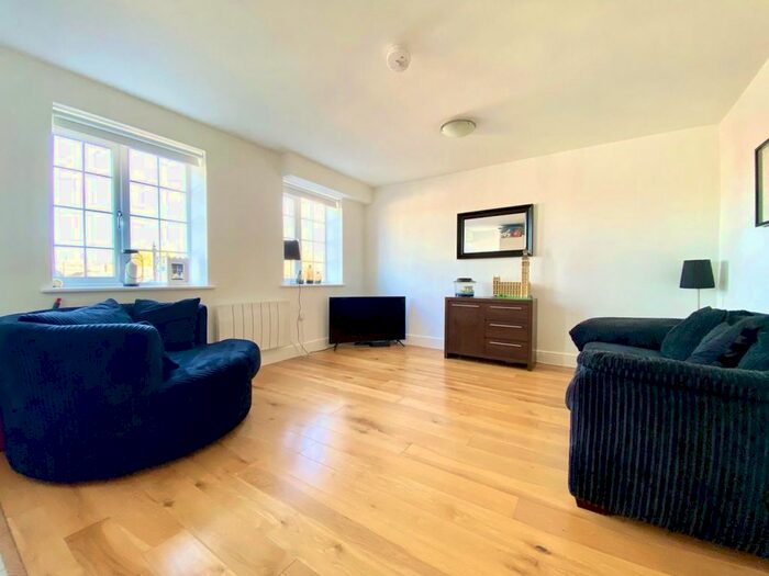 2 Bedroom Flat To Rent In Walton Road, East Molesey, KT8