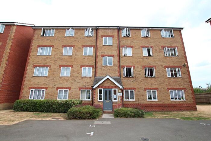 2 Bedroom Apartment To Rent In Village Close, Hoddesdon, EN11