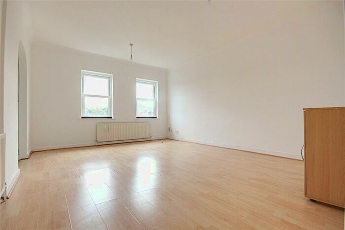 2 Bedroom Flat To Rent In Bennets Lodge, Chase Court Gardens, Chase Court Gardens, Enfield, Middlesex, EN2