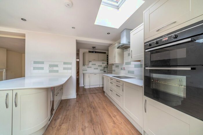 3 Bedroom Flat To Rent In Copers Cope Road, Knewleave House BR3