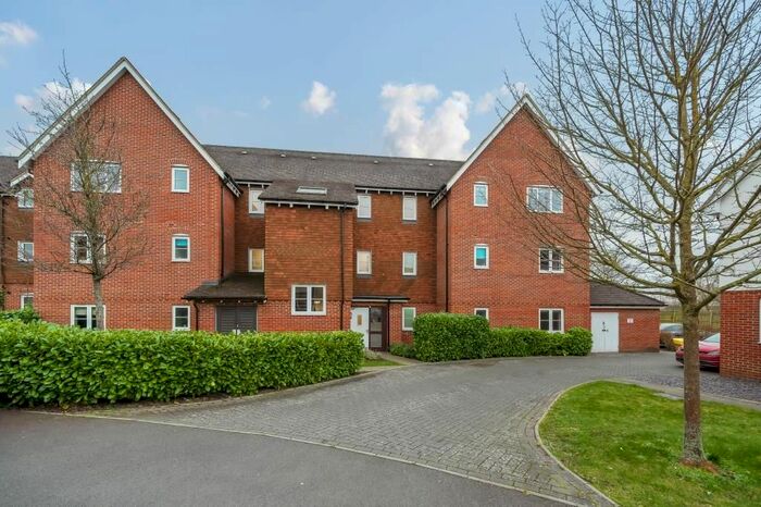 2 Bedroom Flat To Rent In Outfield Crescent, Wokingham, RG40
