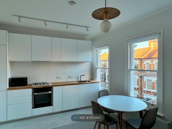 2 Bedroom Flat To Rent In Tremadoc Road, London, SW4