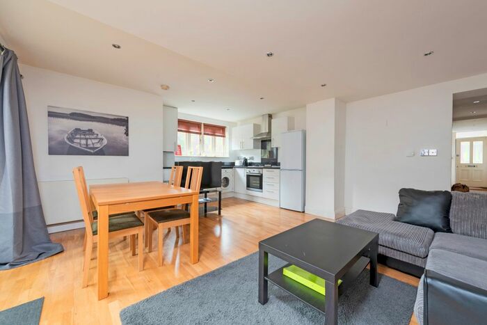 2 Bedroom Flat To Rent In Queenstown Road, London, SW8