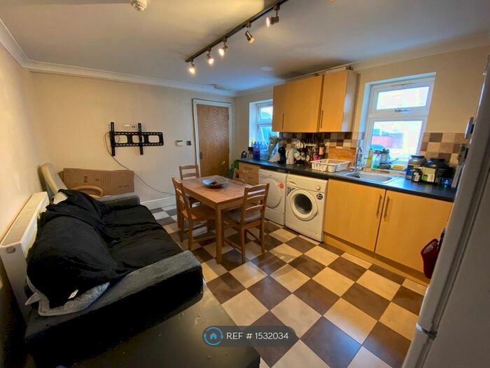 2 Bedroom Flat To Rent In Palmerston Road, Southampton, SO14