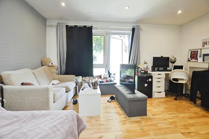 3 Bedroom Maisonette For Sale In Morse Close, Plaistow, London, E13