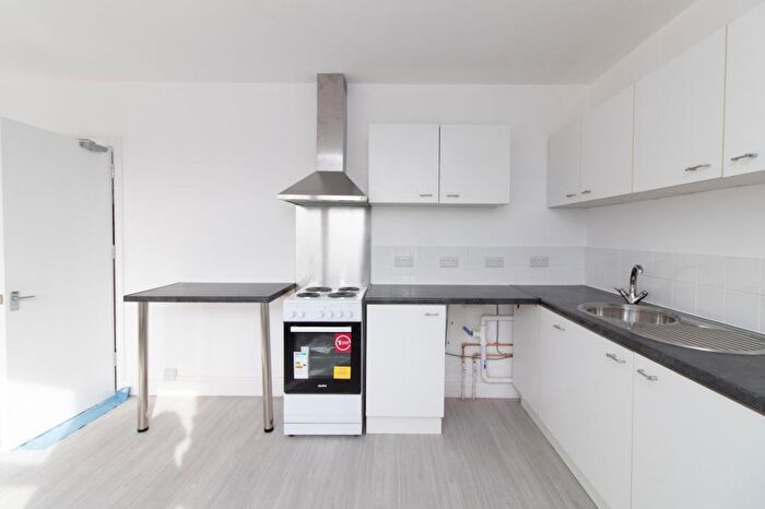 3 Bedroom Flat To Rent In Millbrook Road West, Southampton, SO15