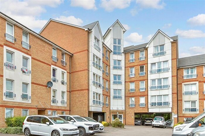 2 Bedroom Flat For Sale In Stuart Road, Gravesend, Kent, DA11