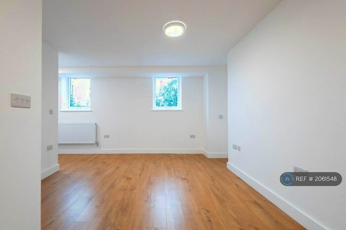 Studio To Rent In Hanover House, London, NW2