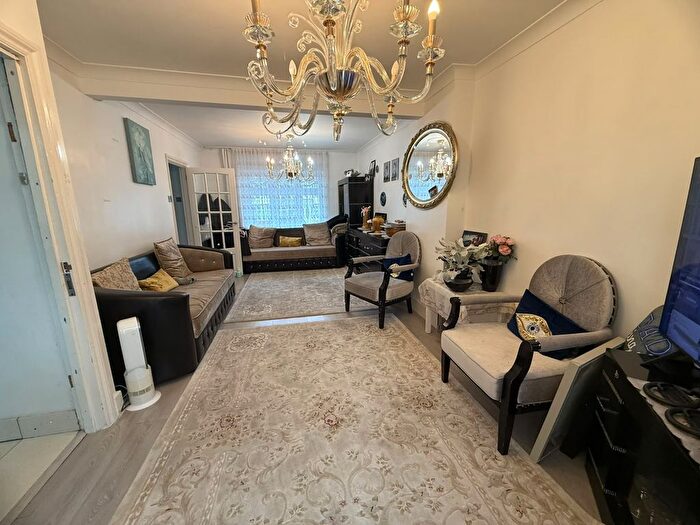 4 Bedroom Semi Detached House To Rent In Sewardstone Road, Chingford, E4