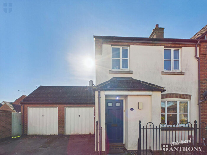 3 Bedroom Semi Detached House For Sale In Rixons Meadow, Aylesbury, HP19