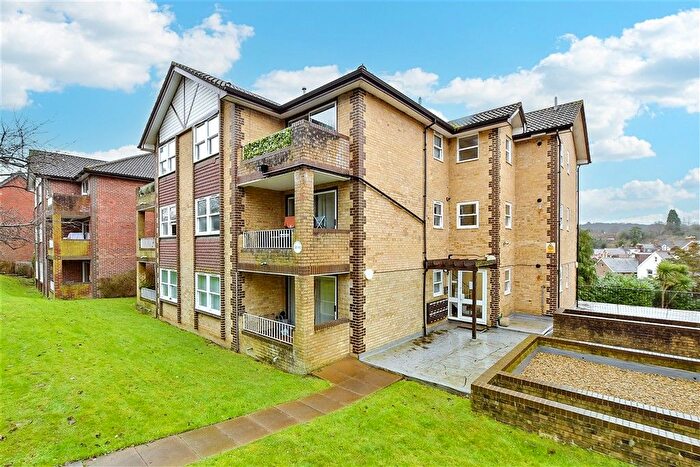 2 Bedroom Flat For Sale In Elm Road, Redhill, Surrey, RH1