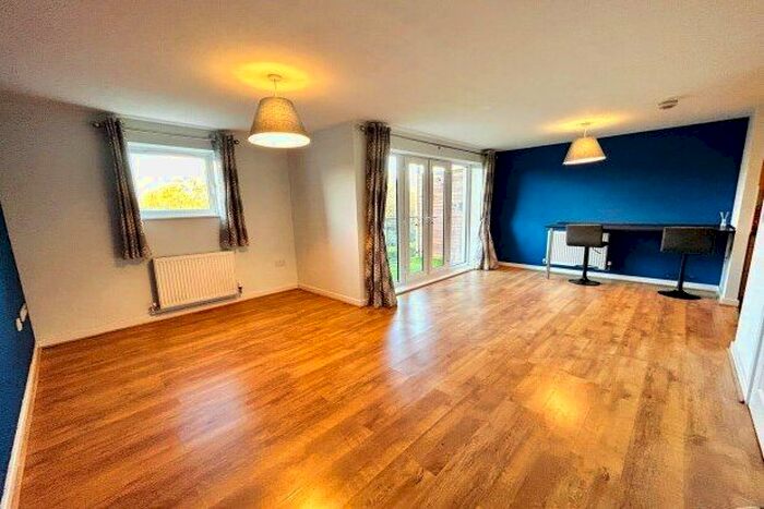 2 Bedroom Flat To Rent In Kittiwake Drive, Bristol, BS20