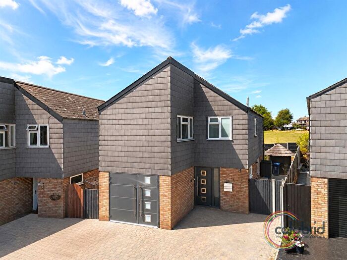 3 Bedroom Detached House For Sale In Sheldon Close, Corringham, SS17