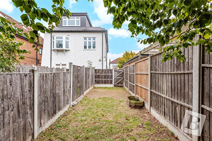 1 Bedroom Apartment For Sale In Champion Road, Upminster, RM14