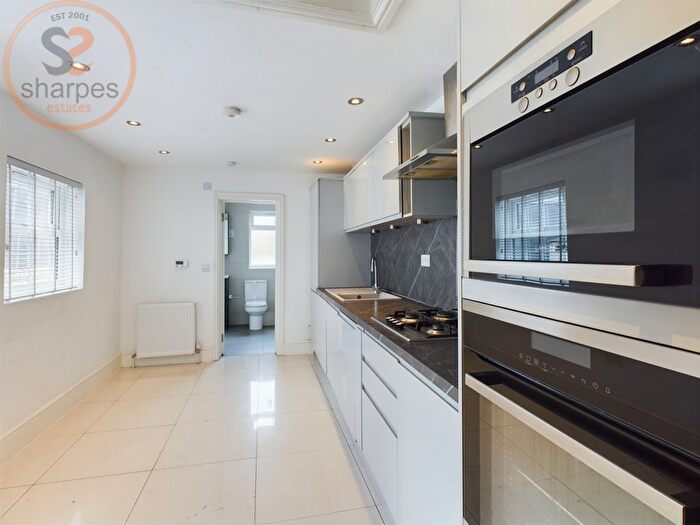 4 Bedroom Flat To Rent In The Broadway, London, SW19