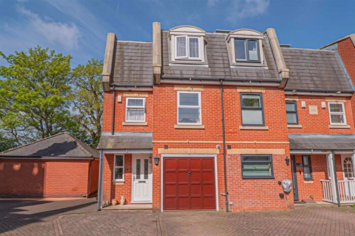 3 Bedroom Town House For Sale In Kelvedon Grove, Solihull, B91
