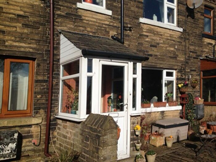 2 Bedroom Cottage To Rent In Chapel Row, Allerton, BD15