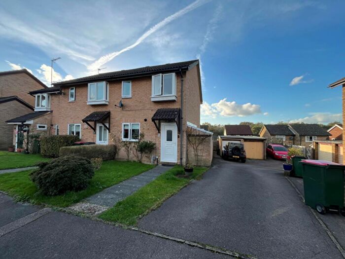 2 Bedroom House To Rent In Tollgate Hill, RH11