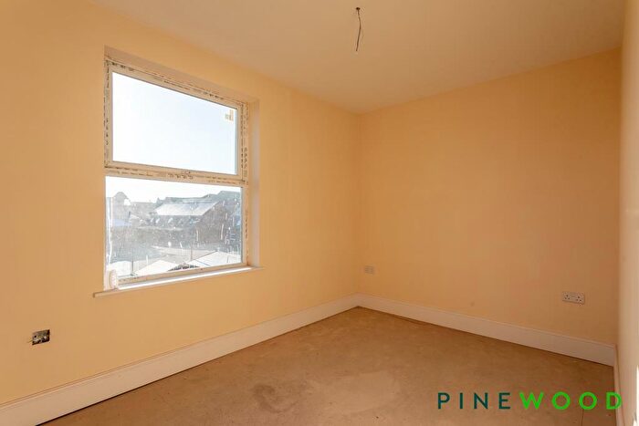 3 Bedroom Terraced House For Sale In Cobden Road, Chesterfield, Derbyshire, S40