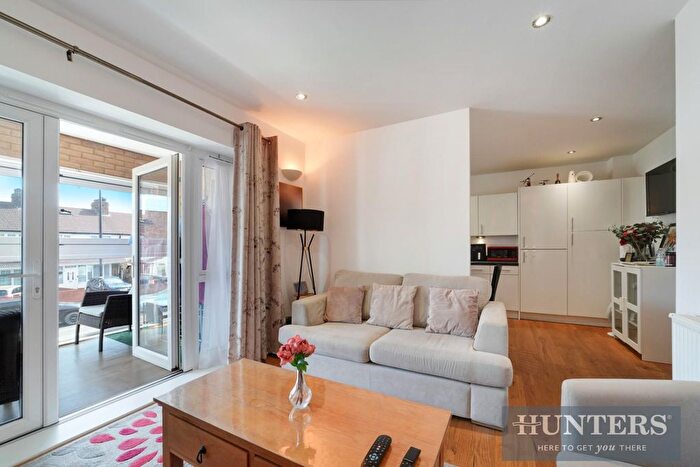 2 Bedroom Flat For Sale In Tivoli Road, Hounslow, TW4