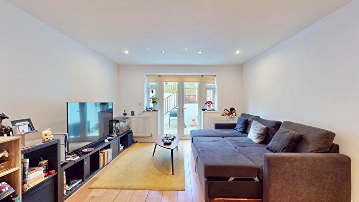 2 Bedroom Flat To Rent In Vivian Avenue, London, NW4