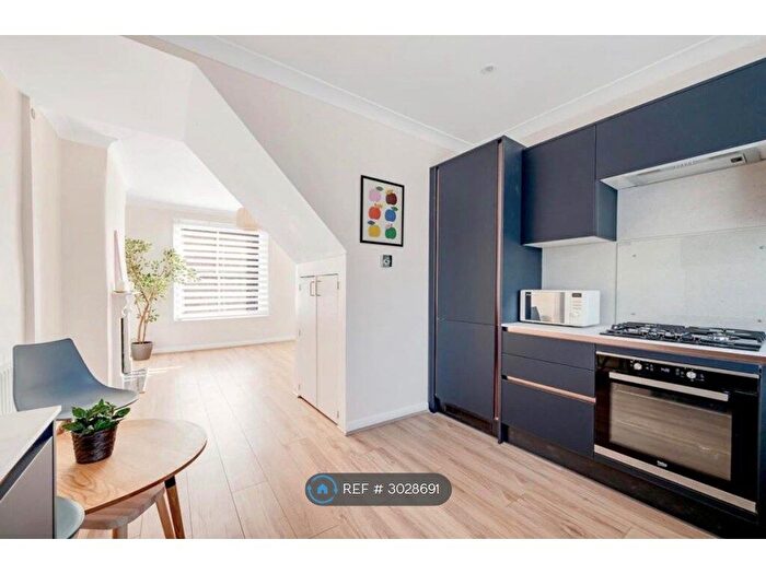 2 Bedroom Maisonette To Rent In Saville Road, London, W4