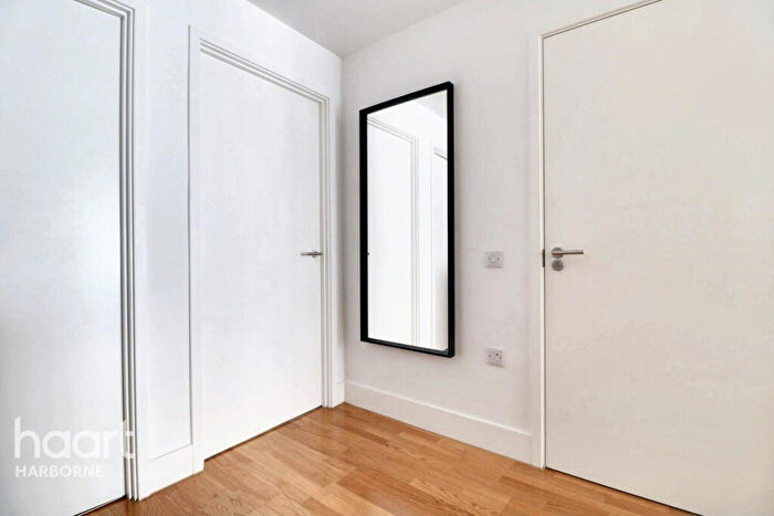 2 Bedroom Apartment For Sale In South Loop Green, Birmingham, B16