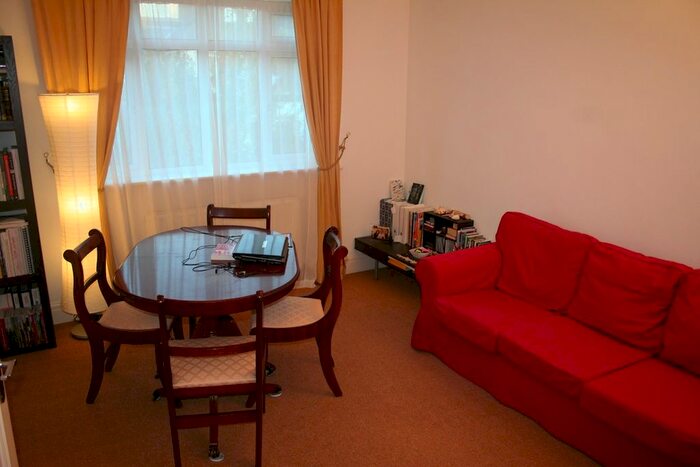3 Bedroom Flat To Rent In Woodstock Road, Golders Green, London, NW11