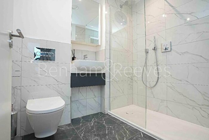 2 Bedroom Apartment To Rent In One Thames Quay, Canary Wharf, E14