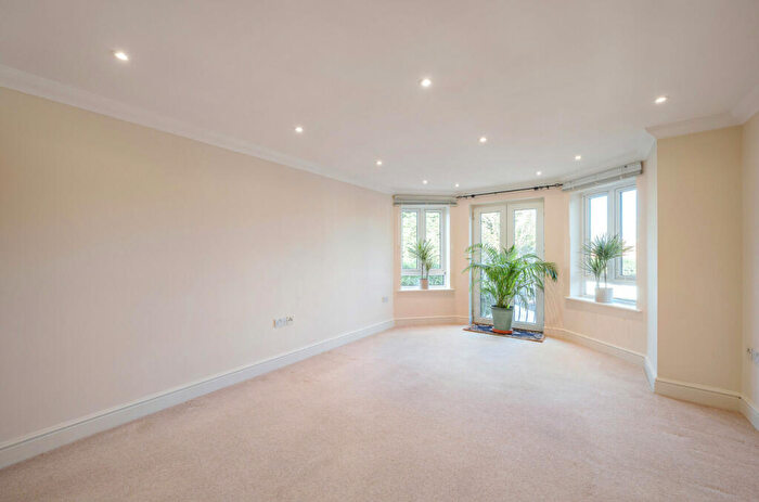 2 Bedroom Apartment For Sale In Sturges Road, Wokingham, Berkshire, RG40