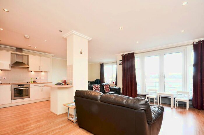 2 Bedroom Flat To Rent In Station Approach, Woking, GU22