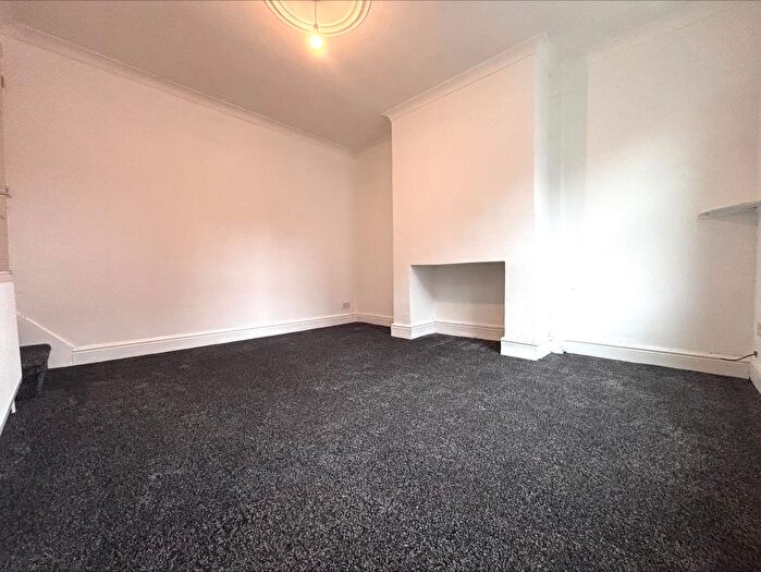 2 Bedroom Property To Rent In Noster Place, Beeston, Leeds, LS11