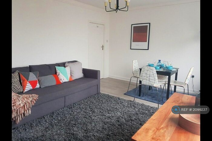 3 Bedroom Flat To Rent In High Road, London, N12