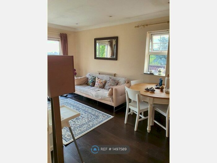 2 Bedroom Flat To Rent In Woodlands Court, Southampton, SO18