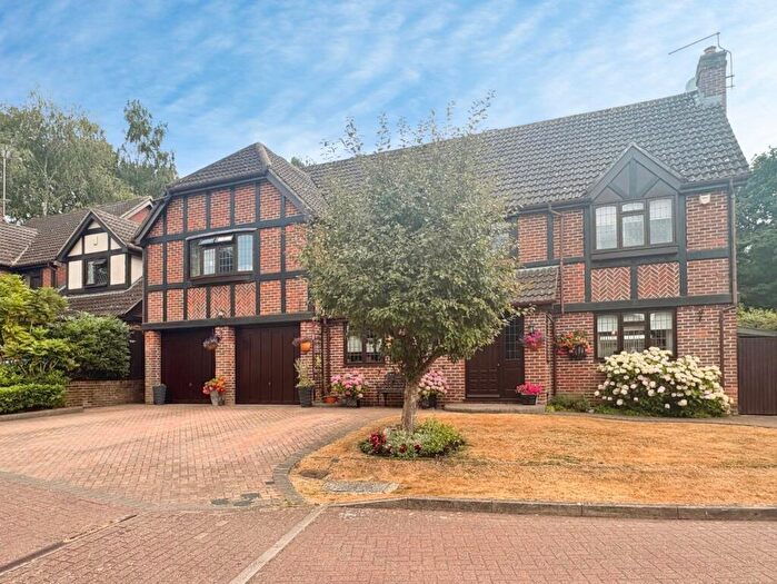 5 Bedroom Detached House For Sale In Catesby Gardens, Yateley, Hampshire, GU46