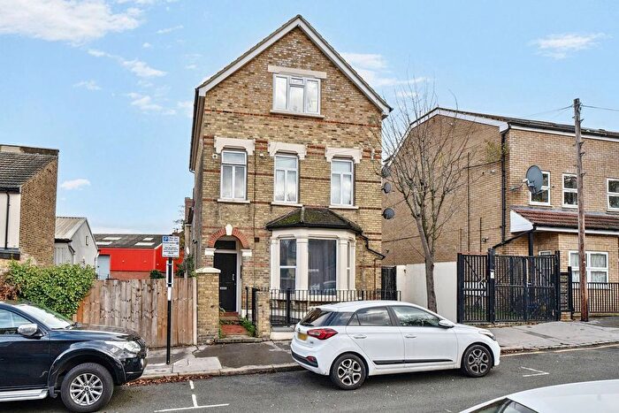 1 Bedroom Flat For Sale In Borough Hill, Waddon, Croydon, CR0