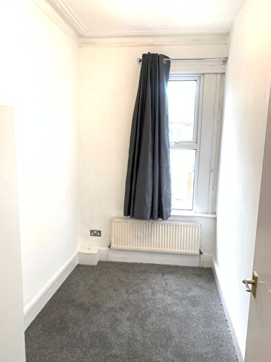 2 Bedroom Flat To Rent In Forest Road, Walthamstow, E17