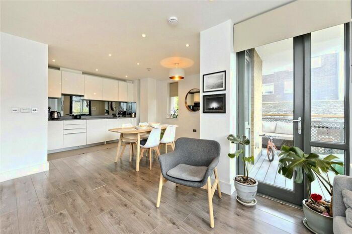 3 Bedroom Flat To Rent In Albany Court, Spring Grove, London, W4