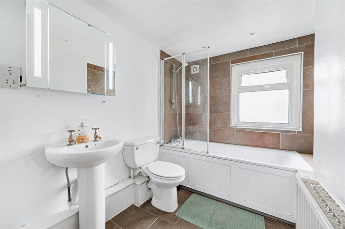 2 Bedroom Flat For Sale In Chaucer Road, Poets Corner, Acton, London, W3