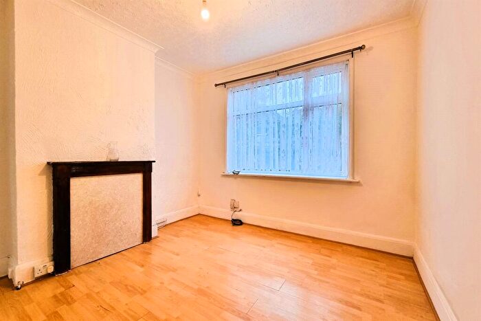1 Bedroom Flat To Rent In Leconfield Road, Lancing, BN15