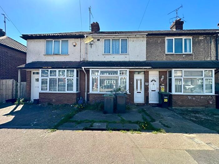 2 Bedroom Terraced House For Sale In Connaught Road, Luton, LU4