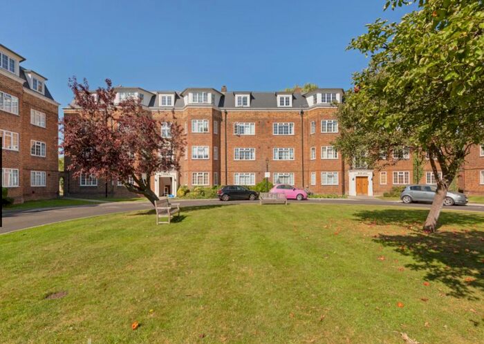 2 Bedroom Flat To Rent In Orchard Court, The Avenue, Worcester Park KT4