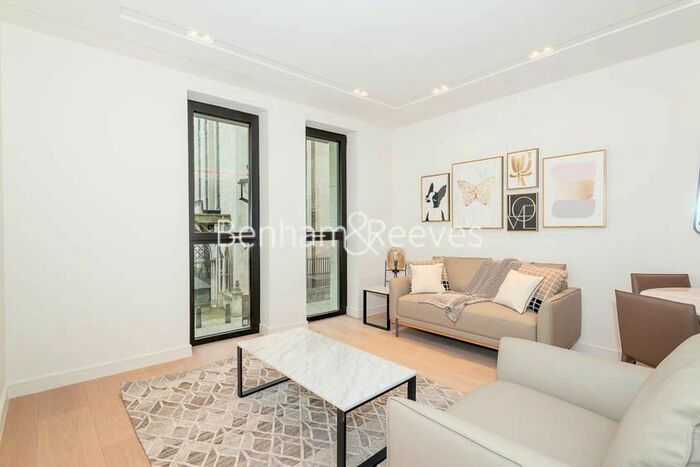 1 Bedroom Flat To Rent In Lincoln Square, Portugal Street, City, WC2A