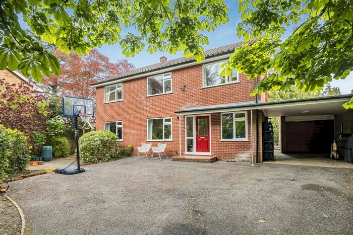 4 Bedroom Detached House For Sale In Cherrycroft, RG4