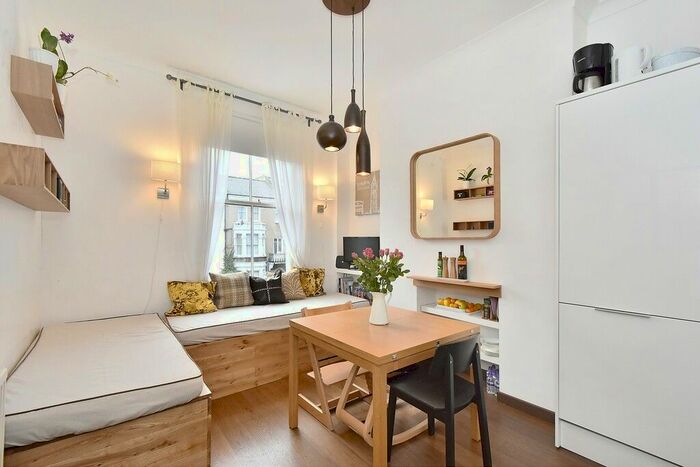 2 Bedroom Flat To Rent In Harwood Road, Fulham, SW6