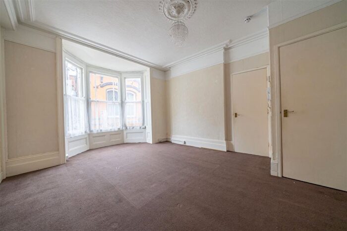 1 Bedroom Flat For Sale In Bond Street, Weymouth, DT4